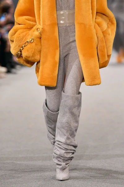 Look 16